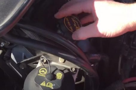 Si të shtoni vaj motorik në automjet? (VIDEO)