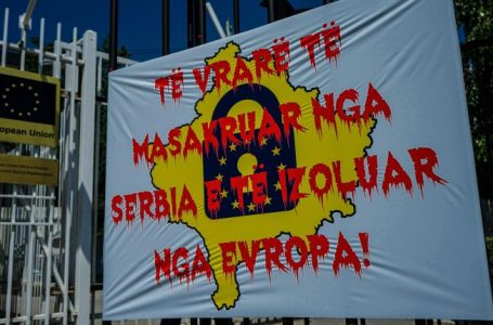 “Të vrarë nga Serbia e të izoluar nga Evropa”, aksion simbolik para zyrës së BE-së në Prishtinë