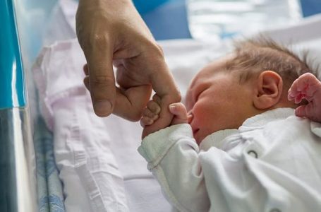 Dy foshnje me COVID-19 po mjekohen në QKUK
