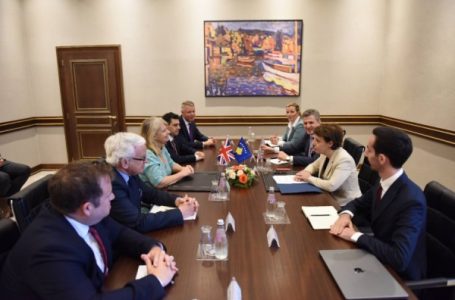 ​Ministrja Gërvalla priti në takim një delegacionin britanik