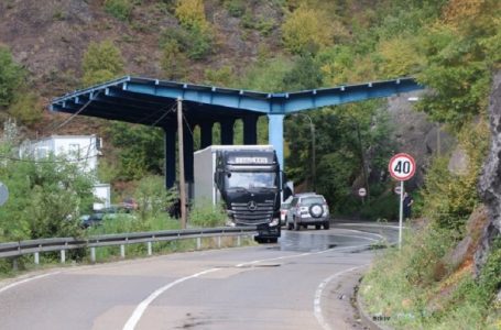 ​Automjetet me mërgimtarë shqiptarë mbesin të bllokuar në Jarinje
