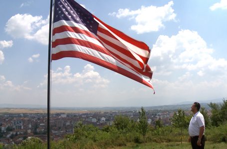 Flamujt amerikanë valojnë në Gjakovë