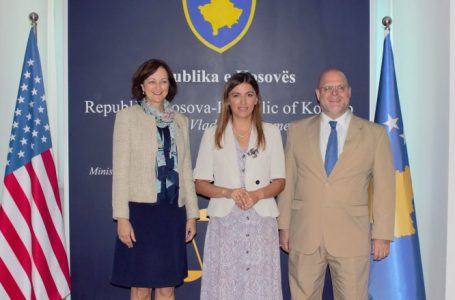 Haxhiu takoi ambasadorin Hovenier dhe sekretaren Johnson, flasin për vettingun dhe luftimin e korrupsionit