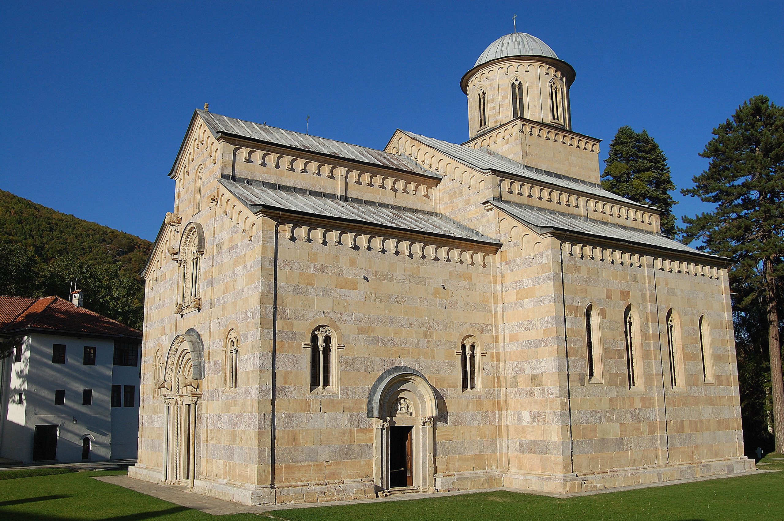 Manastiri i Deçanit thotë se armatimi nuk u gjet brenda Manastirit të Banjskës