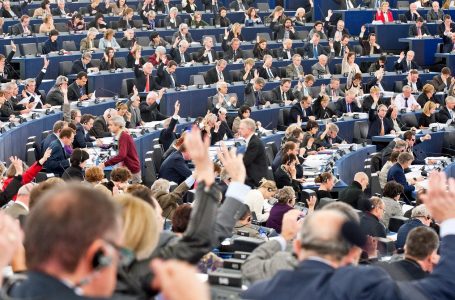 Parlamenti Europian voton sot raportet për Kosovën e Serbinë