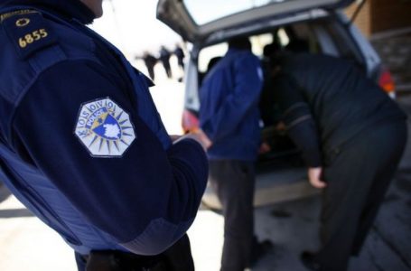 Policia kufitare në Gjakovë gjenë armë ilegale në stanet e brezit kufitar