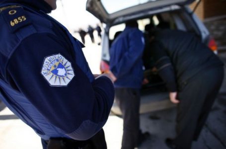 Dy të rinj ndalen për kontroll nga Policia, kapen me drogë në veturë