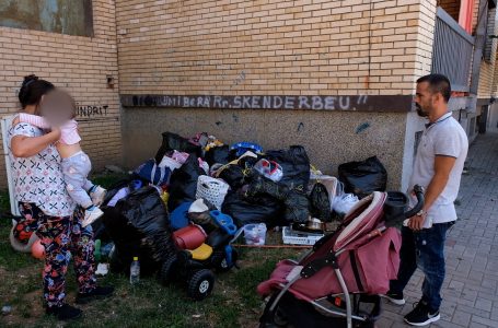 Familja tre anëtarëshe Arifi nga sot do të jetojnë në rrugë