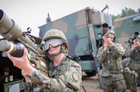Polonia shton armatimet, shkak lufta në Ukrainë