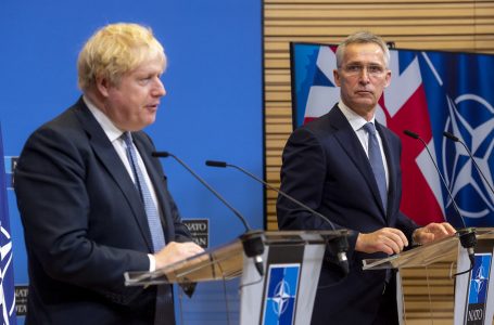 Boris Johnson mund të zëvendësojë Jens Stoltenberg në krye të NATO-s