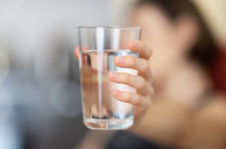 Qeveria merr vendim që lokalet e gastronomisë të mos ua ndalojnë klientëve ujin e pijshëm