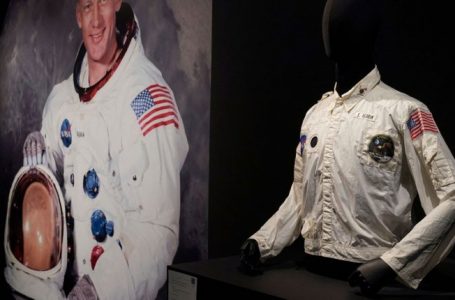Xhaketa që Buzz Aldrin veshi në misionin drejt Hënës shitet për 2.8 milionë dollarë
