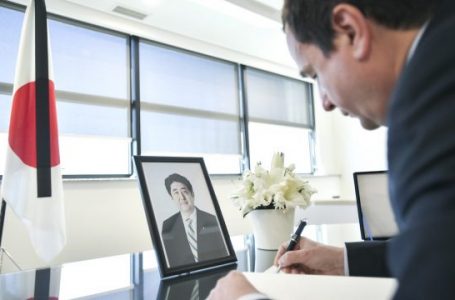 Kurti shkruan në librin e zisë për vdekjen e Shinzo Abes, kujton një nismë të tij për Ballkanin