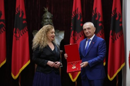 Presidenti Meta vlerëson me “Dekoratën e Flamurit Kombëtar” shkrimtarin Dritëro Agollin