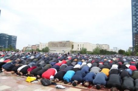 Në këtë orë falet të shtunën namazi i Kurban Bajramit
