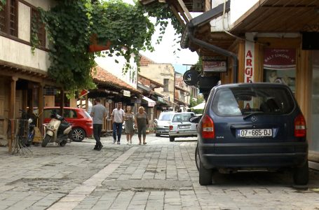 Parkimi veturave në trotuare, pengon këmbësorët në Çarshi të Vjetër