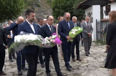 Presidenti ​Begaj e përmbyll vizitën në Kosovë duke qëndruar tek Lidhja e Prizrenit