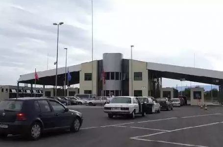 17 vjeçarja nga Kosova tenton ta kalojë kufirin e fshehur në bagazh