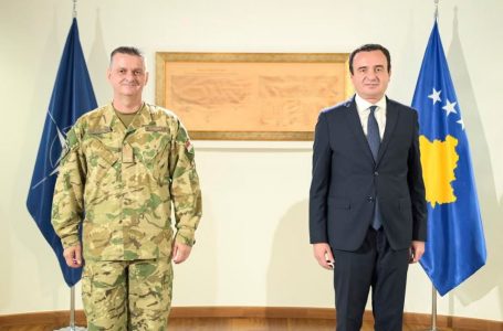 Kryeministri Kurti priti në takim komandantin e KFOR-it, Gjeneral Major Ferenc Kajári