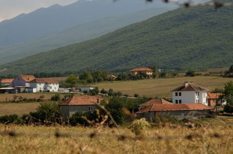 Fshati Kusar i vizituar nga turistët, por shumica e banorëve jetojnë në diasporë