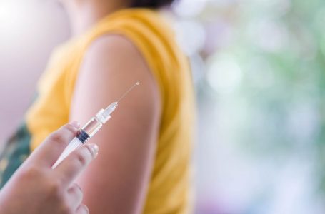 Një virolog gjerman këshillon: Mos u vaksinoni çdo tre muaj