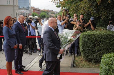 Ambasadori Hovenier në ditën e të pagjeturve: Mbetemi të përkushtuar për të kërkuar dhe gjetur të vërtetën