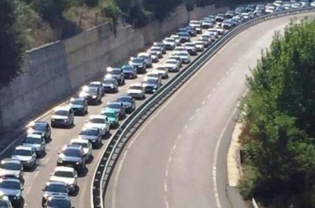 40 mijë kosovarë drejt bregdetit, kolona kilometrike në Rrugën e Kombit