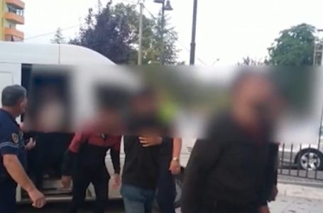 Transportonte 31 emigrantë të paligjshëm, arrestohet 35-vjeçari nga Kosova në Rrugën e Kombit