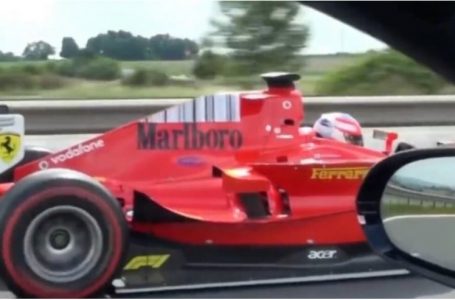 VIDEO/ Ferrari i Formula 1 dhuron spektakël në autostradën çeke, policia shpall në kërkim shoferin