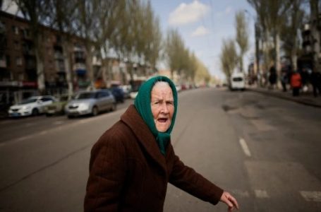 Foto që po qarkullon, gruaja e moshuar ukrainase ecë e vetme në qytetin e pushtuar nga Rusia