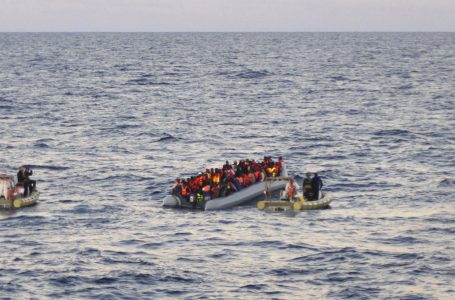 Vdesin 41 emigrantë pas fundosjes së anijes në brigjet e Italisë