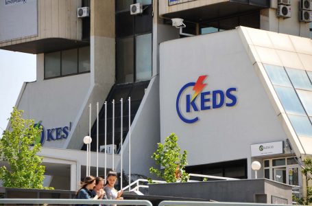 KEDS: Mbesin pa rrymë një numër i caktuar i qytetarëve, erërat e forta dëmtuan përçues dhe shtylla elektrike në disa vende