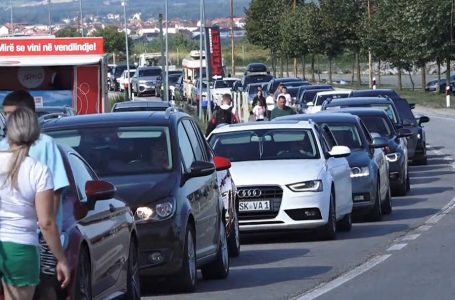 Edhe sot kolona te Dheu i Bardhë, mbi një orë pritje për të hyrë në Kosovë