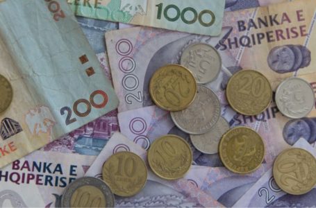 “Shtrëngimi” i Lekut, rritja e ofertës së parasë në nivelet më të ulëta që prej fillimit të pandemisë