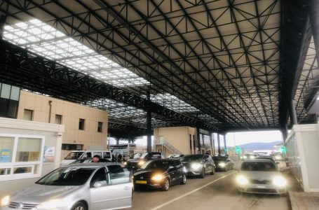 Merdarë, vazhdojnë pritjet deri në tri orë për të dalë nga Kosova