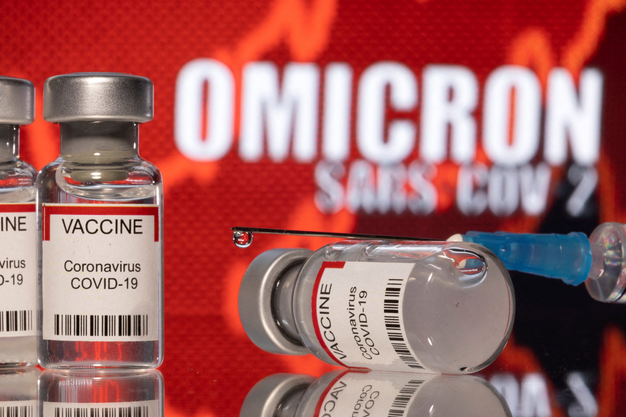 Britania bëhet vendi i parë në botë që miraton vaksinën ndaj Omicron