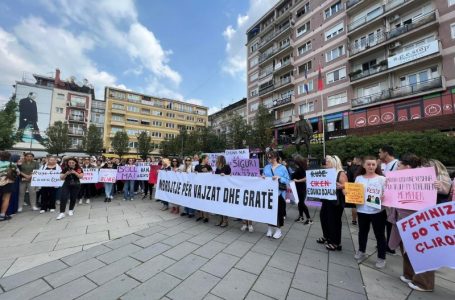 Dhunimi i 11-vjeçares/ Mbushet sheshi me protestues, kërkohet mbrojtje për vajzat dhe gratë