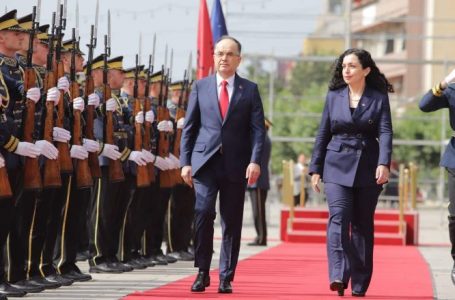 ​Presidenti Begaj për herë të parë në Kosovë, pritet me ceremoni shtetërore
