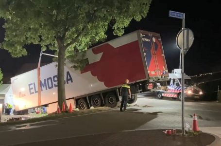 Kamioni doli nga rruga dhe përplasi një grup njerëzish, dy të vdekur (VIDEO)
