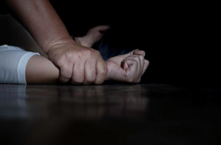 Tjetër rast i sulmit seksual në Prishtinë, dy persona e fusin me forcë në veturë një grua