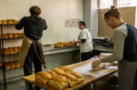 Një furrë buke në Ukrainë shërben ushqim falas për qytetarët në nevojë