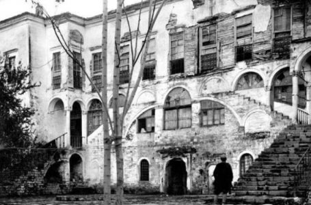 Biblioteka e familjes Vlora