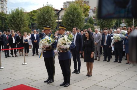 ​Osmani dhe Kurti bëjnë homazhe para obeliskut për personat e pagjetur