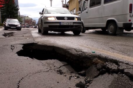 Pas reshjeve përkeqësohet gjendja në këto rrugë të qytetit të Gjakovës