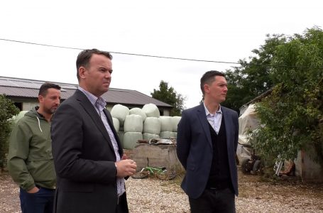 Ministri Faton Peci viziton disa fermerë në Gjakovë, thotë se dëmet nga vërshimet do të kompenzohen