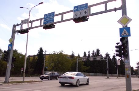 Semaforët në rrugën “Tirana” ende jashtë funksionit