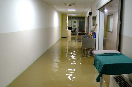 Kjo është gjendja e disa institucioneve arsimore dhe spitalit MIM pas reshjeve të shiut