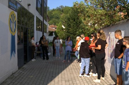 Disa nxënës e prindër në shkollën “Mazllum Këpuska” protestojnë, kërkojnë fillimin e mësimit