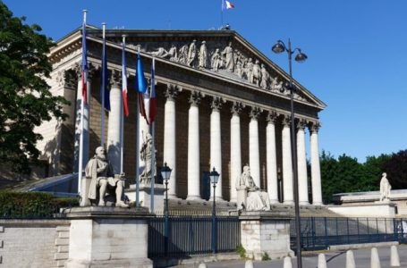 Deputetët francezë kërkojnë komision hetimor për financimet ruse në politikë