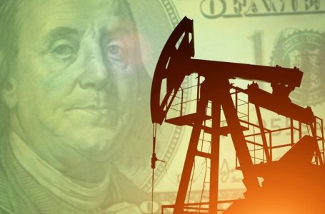 Dollari po dobësohet, çmimi i naftës po bie